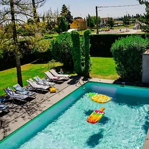 https://safari-hotel-restaurant-hibiscus-carpentras.fr-provencehotel.com